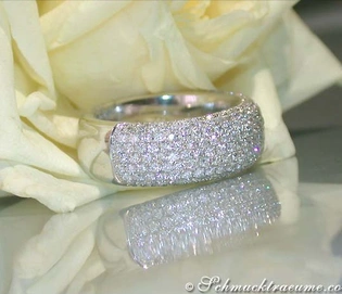 Schwerer Brillanten Halb Memory Ring auf weißer Rose, Detailaufnahme, Weißgold 750