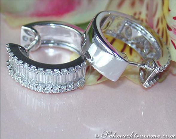 Detail der prächtigen Creolen mit Baguette- und Brillant-Diamanten, getragen auf Blütenblättern