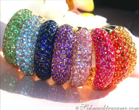 Edler Blautopas Pavé Ring, 2.450 Karat, Gelbgold 585, farbenfrohe Reihe, glänzende Kristalle, elegante Trageszene.