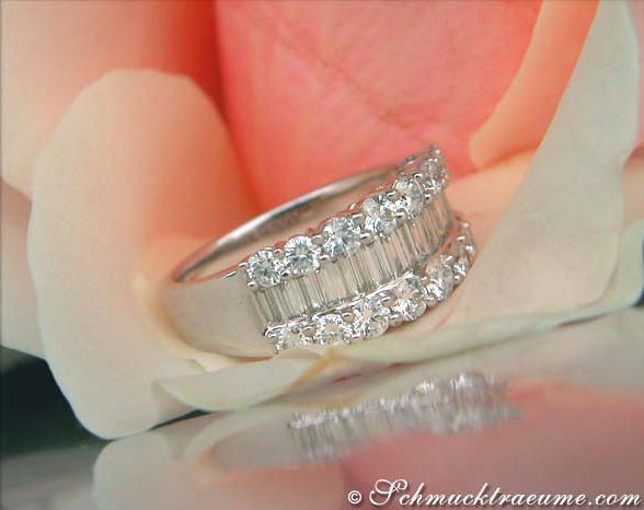 Detailansicht von Platin-950-Ring mit Baguette-Diamanten, elegant auf Rosenblatt gestellt