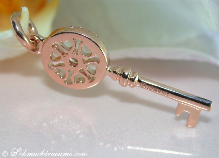 Roségold-Schlüsselanhänger mit Diamanten, Detailaufnahme, zarte Herz-Verzierung