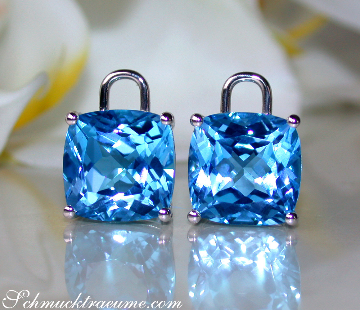 Blautopas Kissen Ohrringe in Weißgold 585, detailgetreu präsentiert.