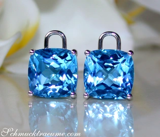 Blautopas Kissen Ohrringe in Weißgold 585, detailgetreu präsentiert.