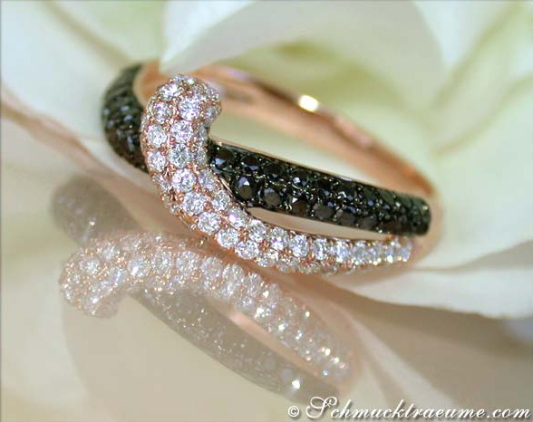 Roségold-Ring mit schwarzen und weißen Diamanten