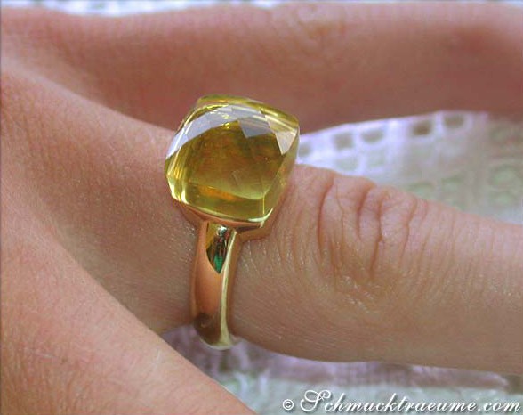 Goldener Zitronenquarz-Ring auf Finger, Detailaufnahme