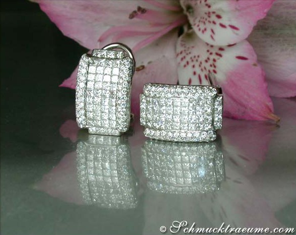 Detailansicht von Diamant-Ohrsteckern mit feiner Fassung auf glänzender Oberfläche