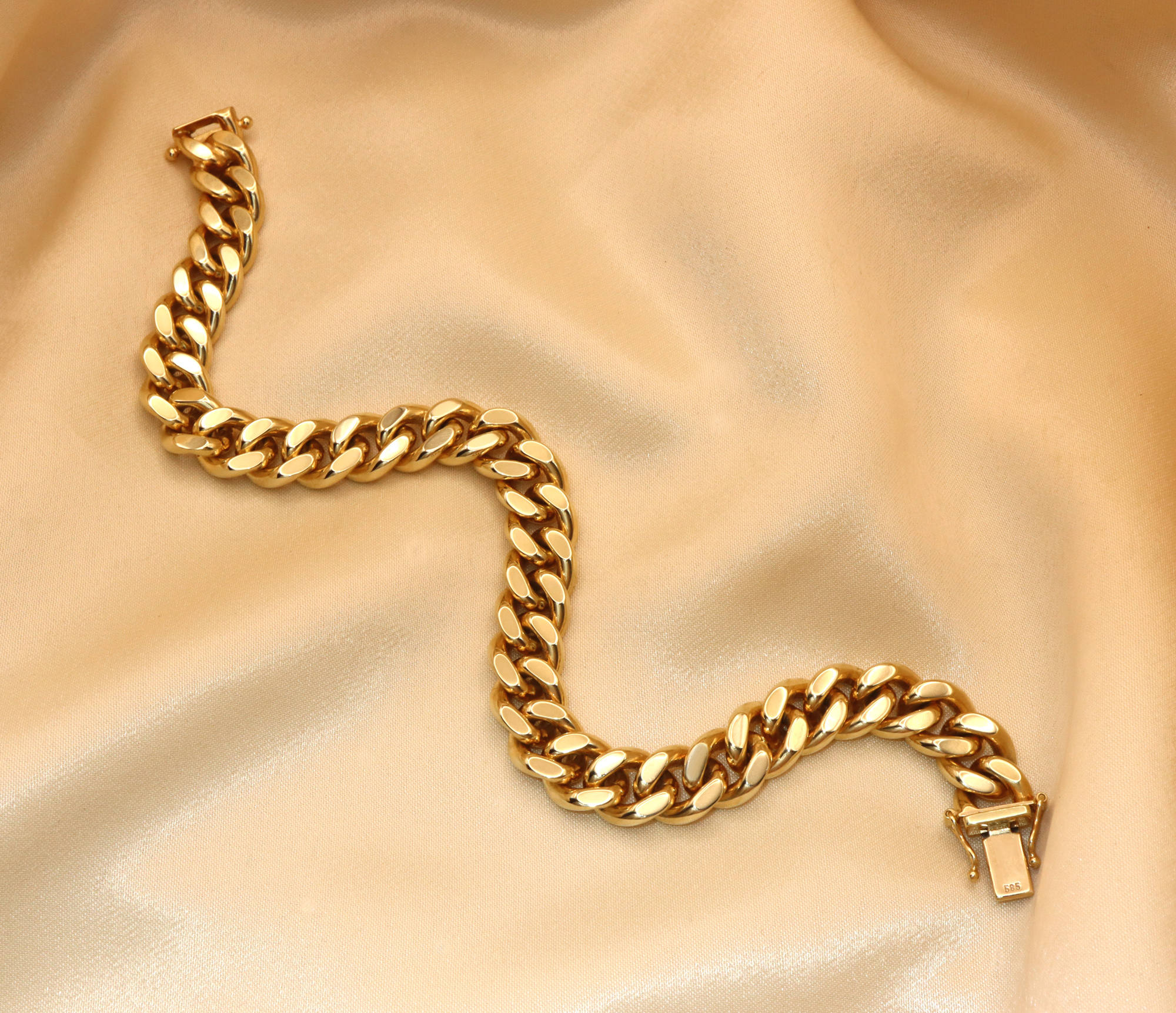 Gold Panzer Armband 585 Gelbgold, Detailansicht auf samtigem Hintergrund