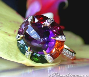 Multicolor-Edelstein-Ring mit Amethyst, Citrin und Diamanten auf Blütenblatt