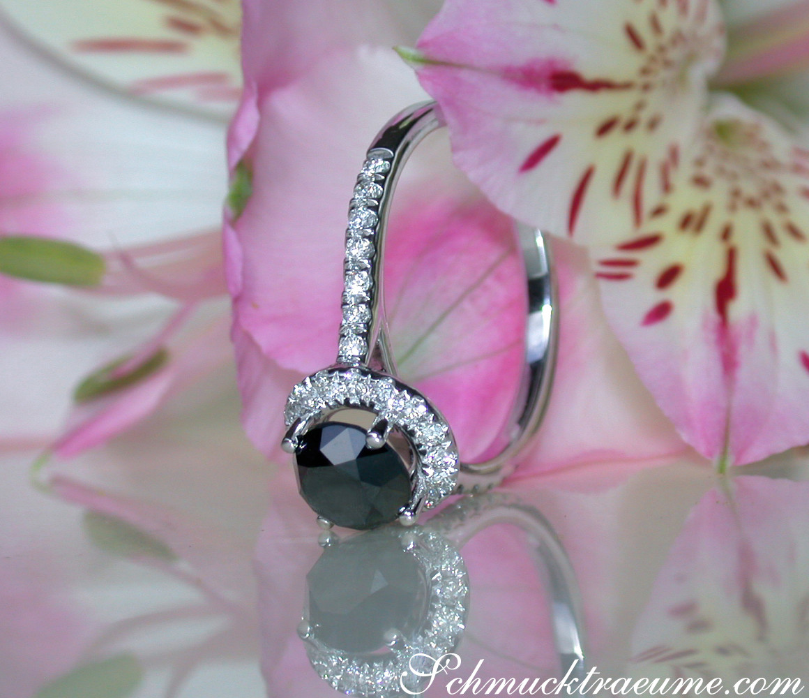 Schwarzer Diamant Solitärring mit Brillanten auf Blüte, Detailaufnahme