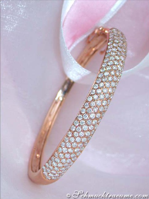 Detailansicht des Roségold-Diamanten-Armreifs mit glänzenden Steinen