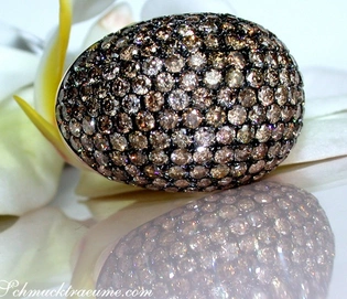 Naturbrauner Brillanten-Dome-Ring auf Blume, hochglänzende Verarbeitung