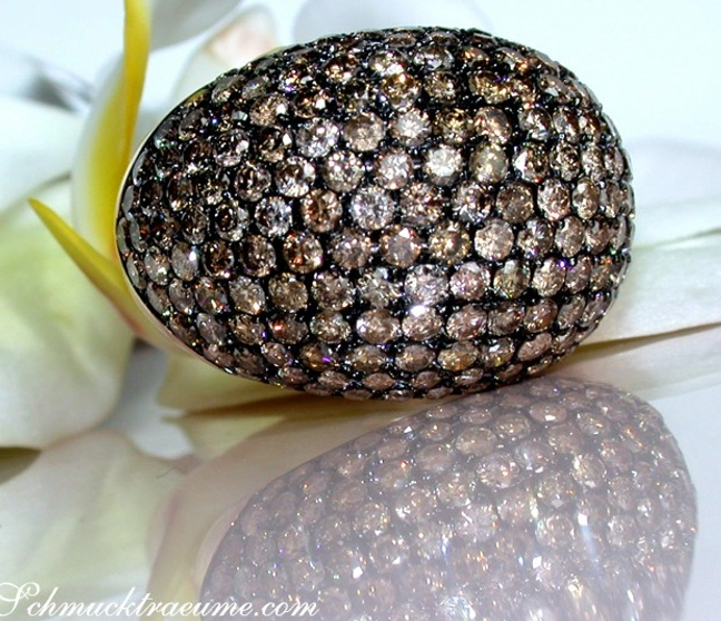 Naturbrauner Brillanten-Dome-Ring auf Blume, hochglänzende Verarbeitung Naturbrauner Brillanten-Dome-Ring auf Blume, hochglänzende Verarbeitung