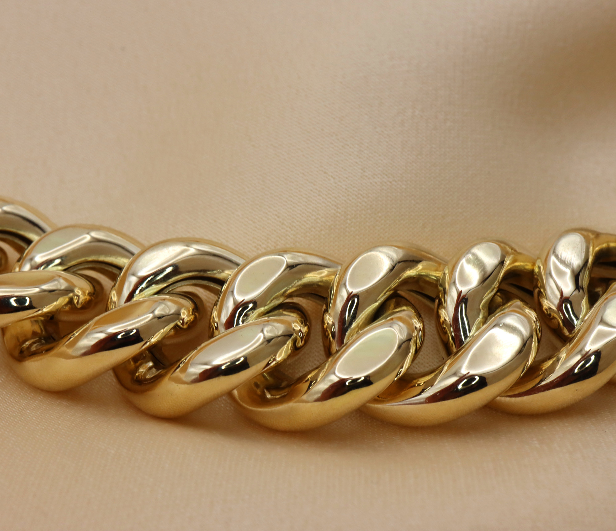 Goldene Panzerkette aus Gelbgold 585, detailreich, 140 Gramm schwer, glänzend, elegant.