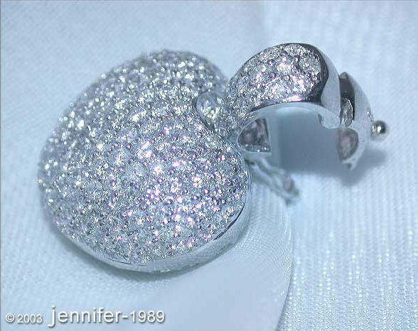 Detailansicht von Herz-Anhänger in Weißgold 750 mit Brillanten, glänzende Oberfläche, hochwertige Verarbeitung