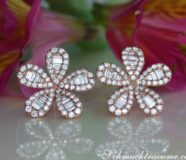 Blütenförmige Diamantohrringe in Roségold 750, prächtig mit Trapez-Diamanten besetzt Blütenförmige Diamantohrringe in Roségold 750, prächtig mit Trapez-Diamanten besetzt
