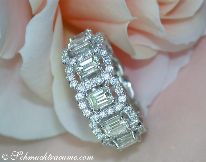 Detailansicht des Diamanten Vollmemory-Ringes mit Smaragd-Schliff-Diamanten, auf Blütenblatt liegt