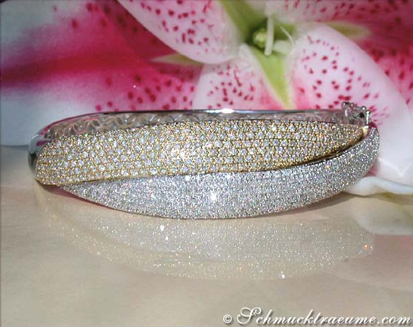 Stattlicher Diamant-Armreif in Gelb- & Weißgold 750 mit Blumen im Hintergrund