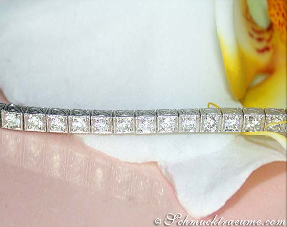 Detailansicht des klassischen Diamanten Tennis Armbands, Platin 950, TW VS, auf weißem Schaum.