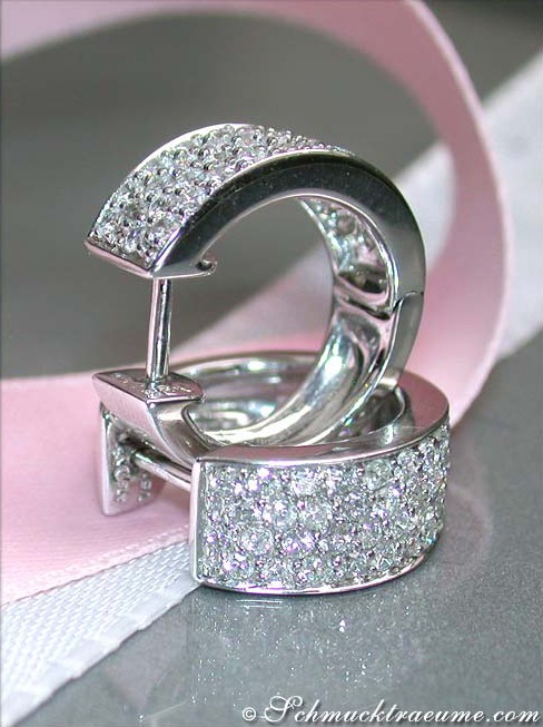 Stattliche Diamant-Halbcreolen aus Weißgold 750, detailreich mit Brillanten besetzt