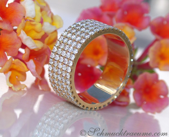 Gelbgold 750 Ring mit Diamanten, detailreich, blütenähnlich, elegant getragen