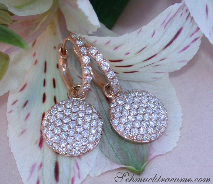 Zarte Roségold-Ohrstecker mit 1.160 Brillanten, Detailaufnahme