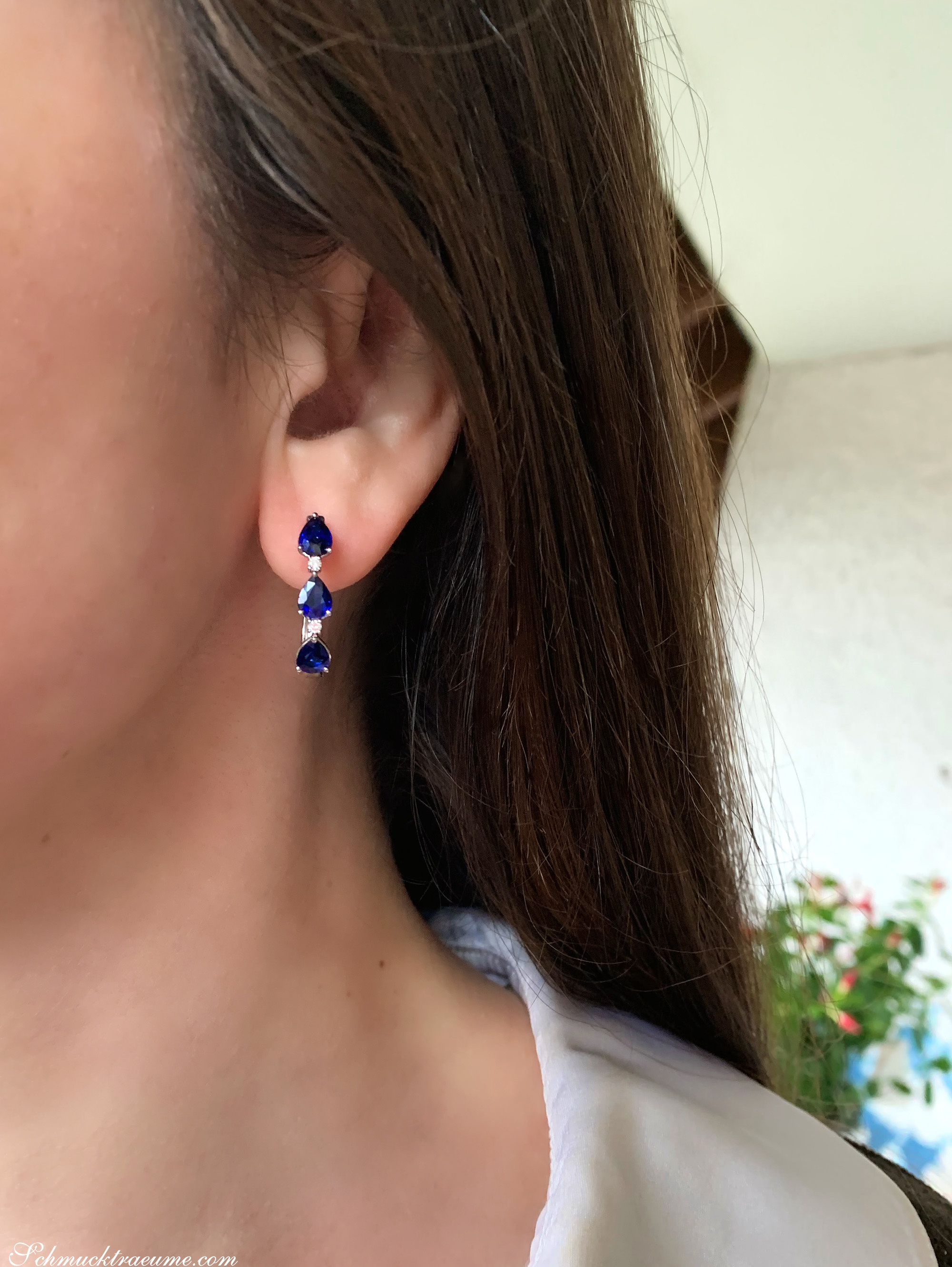 Elegante Saphir-Tropfen-Ohrringe mit Brillanten, Detailaufnahme, getragen.