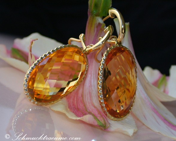 Goldene Citrin-Ohrhänger mit klaren Linien und Traumfarben