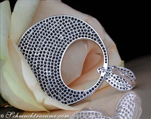 Klassischer Anhänger aus Weißgold mit schwarzen und weißen Diamanten, Detailaufnahme