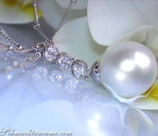 Weißgold Collier mit großen Südseeperle und Brillanten, Detailaufnahme, elegant und zeitlos.
