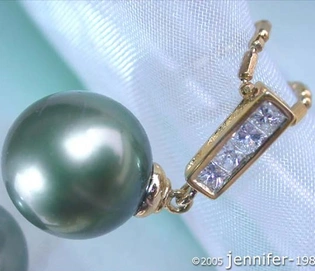 Gelbgold-Anhänger mit Tahitiperle und Diamantendetail, Detailaufnahme