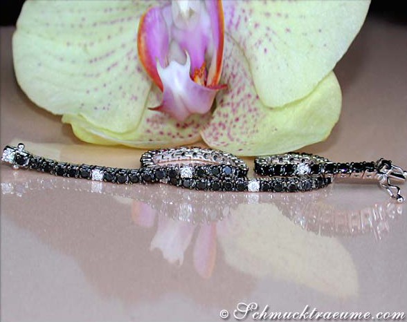 Schwarzes Diamant-Tennisarmband mit weißgoldener Verarbeitung, Orchidee im Hintergrund