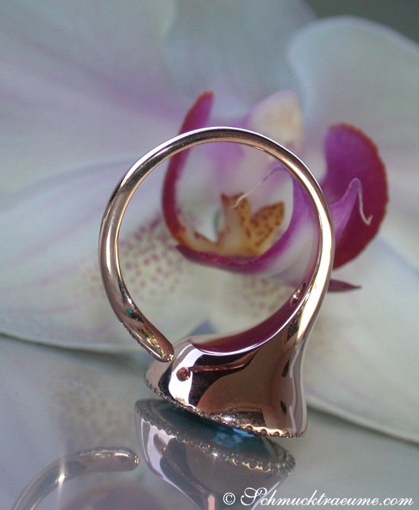 Blautopas-Ring mit Diamanten auf Orchidee, Detailaufnahme