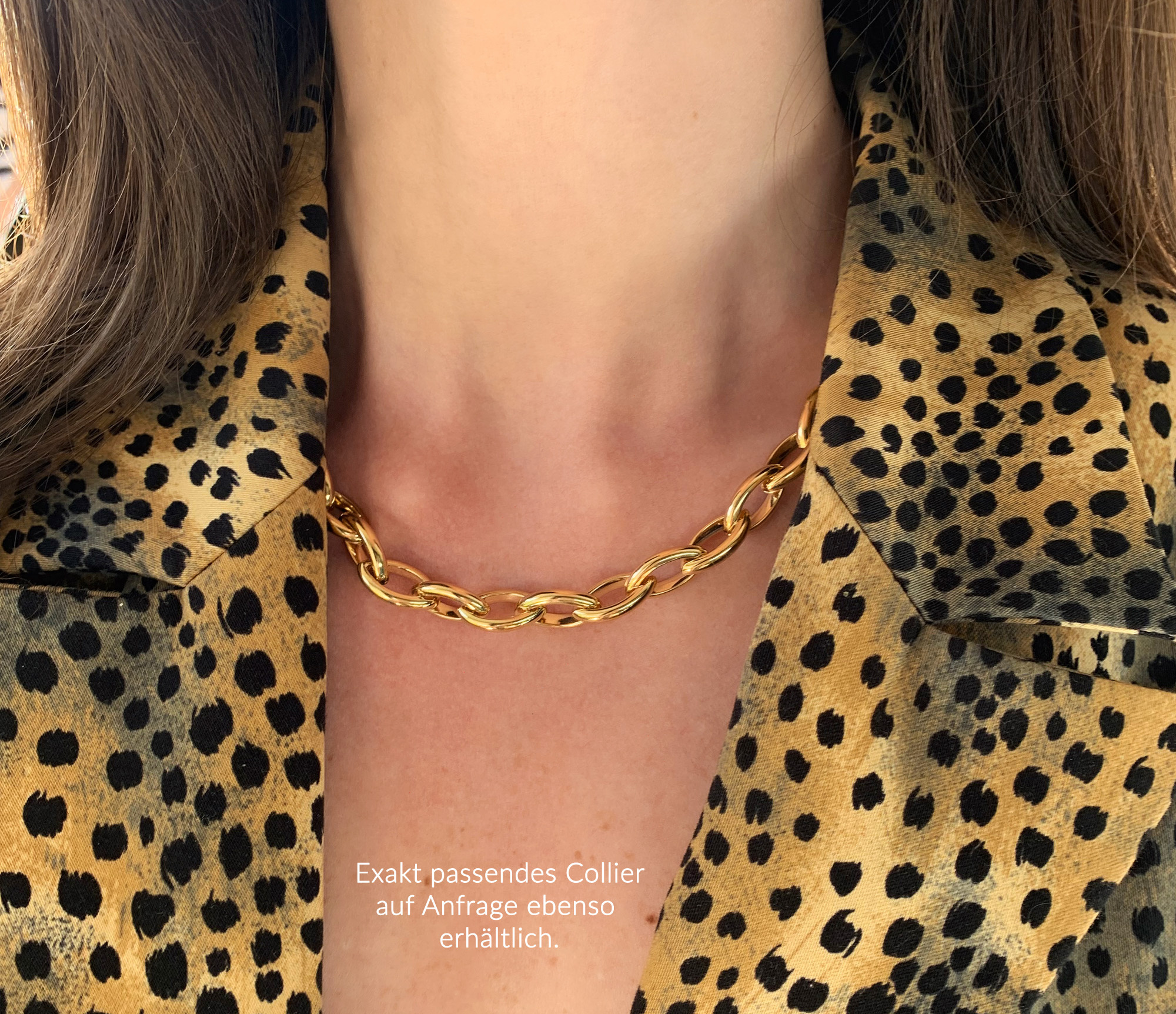 Goldkette in Navette-Form auf gepunktetem Hemd getragen