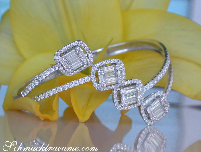 Weißgold-Armreif mit Baguette-Diamanten, Detailaufnahme, elegant getragen