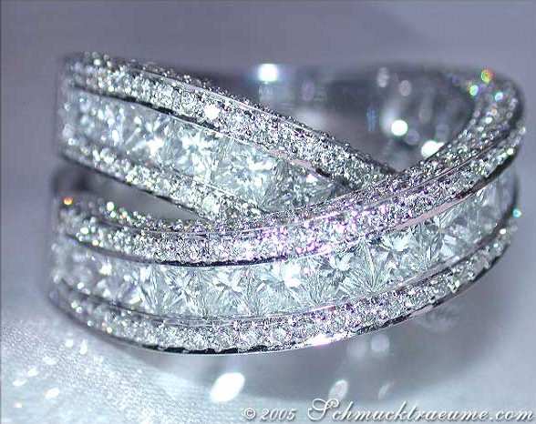 Opulenter Brillantenring in Weißgold mit 7.000 Karat Diamanten