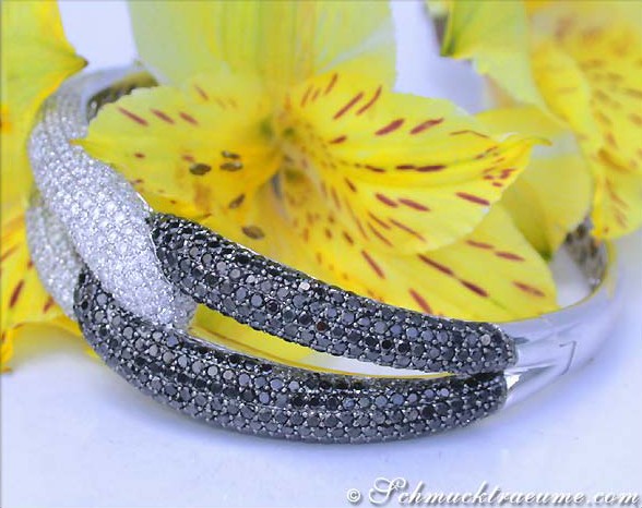 Klassischer Diamantarmreif mit Weißgold und schwarzen Diamanten, umgeben von gelben Blüten.
