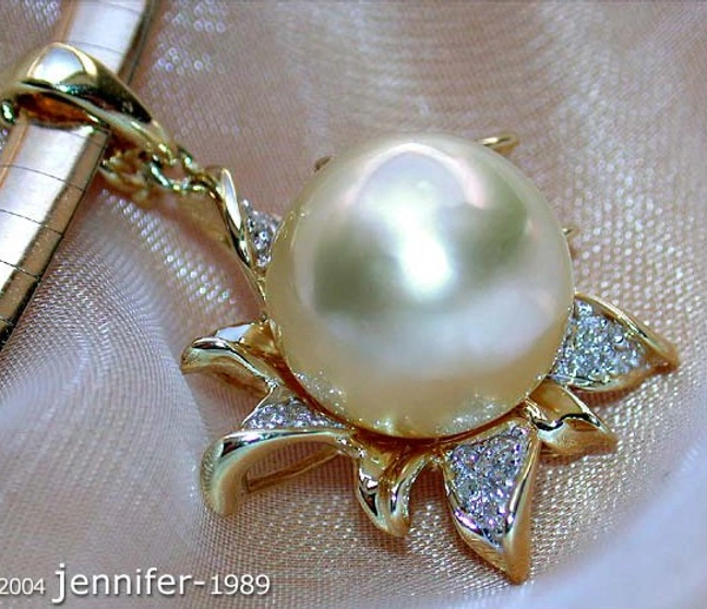 Goldener Südseeperlen-Anhänger mit Diamanten im Blüten-Design, Detailaufnahme. Goldener Südseeperlen-Anhänger mit Diamanten im Blüten-Design, Detailaufnahme.