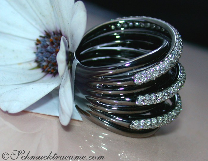 Schwarzgold-Ring mit Diamanten und Brillanten, Detailaufnahme, elegant gestaltet
