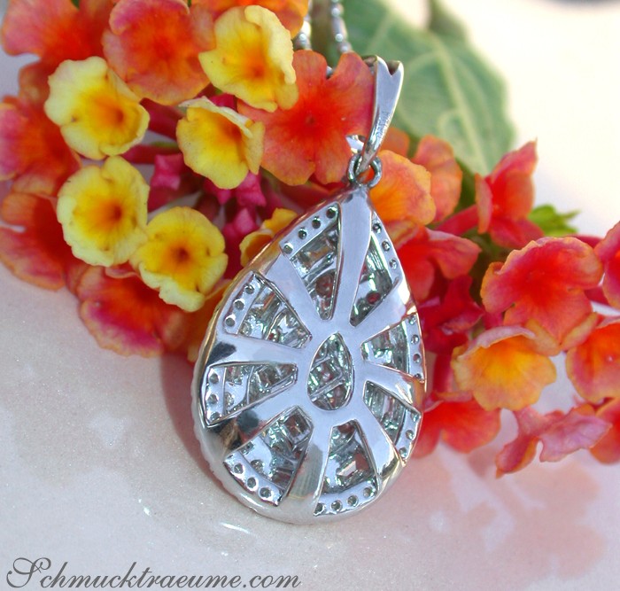 Silberner Diamant-Tropfen-Anhänger mit Princess- und Baguette-Diamanten, detailreich verziert, vor blühendem