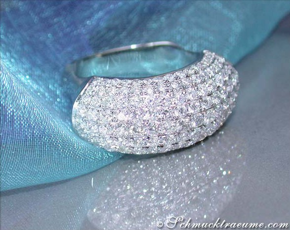 Blauer Samt unterstreicht Diamant-Pavé-Ring aus Weißgold 750