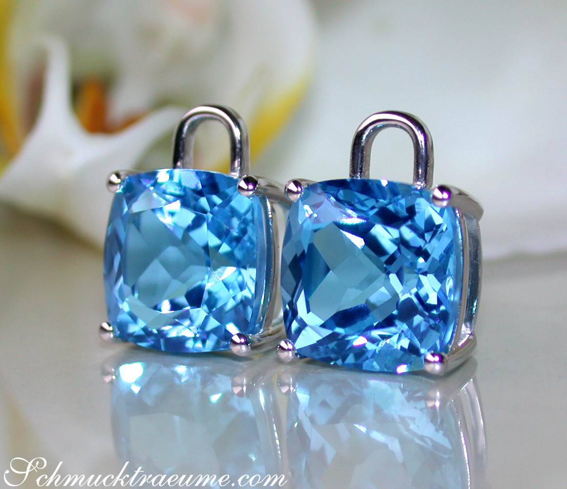 Blautopas Kissen Ohrringe in Weißgold 585