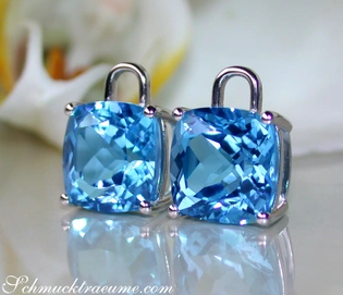 Blautopas Kissen Ohrringe in Weißgold 585