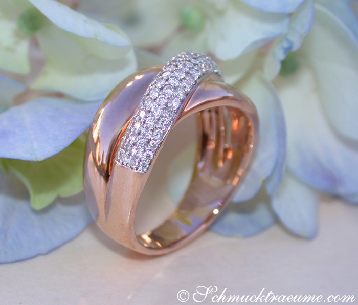 Überkreuzter Roségold-Ring mit Diamanten - sportlich elegant