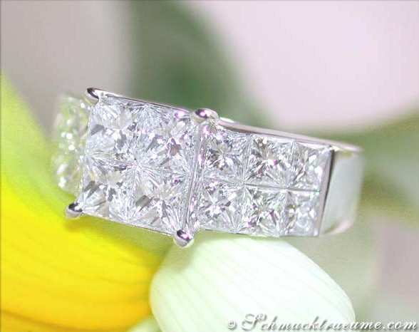 Weißgold-Prinzessin-Diamant-Ring mit 2.440 Karat, TW VS, getragen auf gelbem Hintergrund