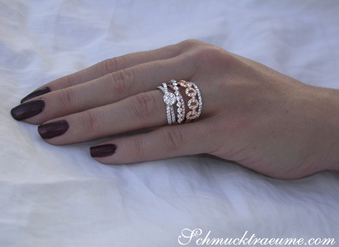 Detailansicht von Weißgold-Ring mit Diamanten und Roségold-Details