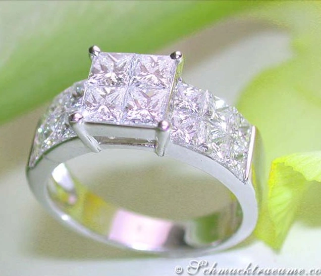 Prinzessdiamant-Ring aus Weißgold mit 2.440 Karat, detailreiches Design Prinzessdiamant-Ring aus Weißgold mit 2.440 Karat, detailreiches Design