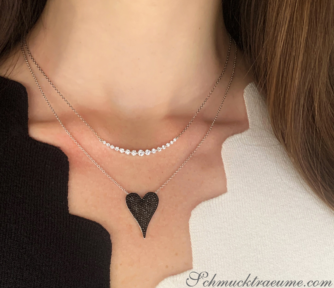Schwarze Diamanten Herz-Halskette, detailreiches Design, weiblicher Stil