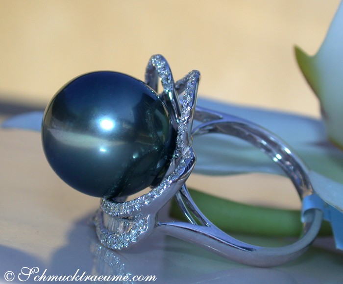 Weißgold-Tahitiperle-Ring mit Diamanten, Detailaufnahme, Herz-Design, glänzender Perle, elegant, hochwertig