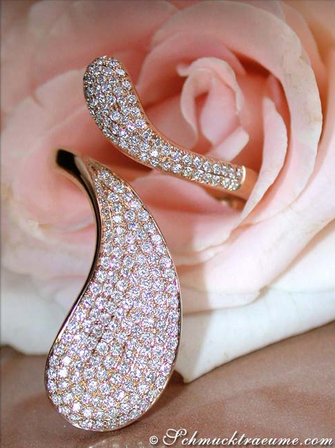 Geschwungener Brillantring in Roségold 750 auf rosafarbener Rose liegend