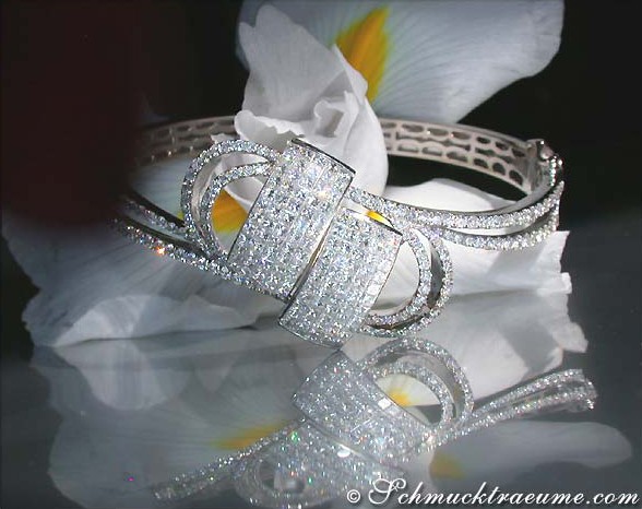 Luxuriöser Diamant-Armreif mit 5.360 Karat, 30,80 Gramm, TW VS/VVS, Weißgold 750, getragen auf Blume.